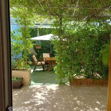 In With Balcony, Wifi 4827-5 בית הארחה